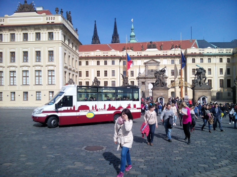 b_480_360_16777215_00_images_tours_01-Prague-Castle-Hradcan-Square.jpg