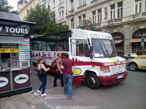 b_480_360_16777215_00_images_tours_bus-kiosk-old-town-sitting-1.jpg